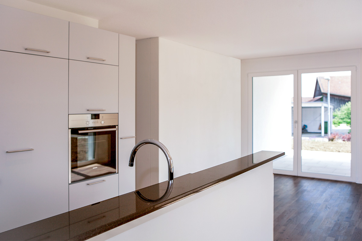 Kueche-mit-Theke_01 - Merz macht den Bau